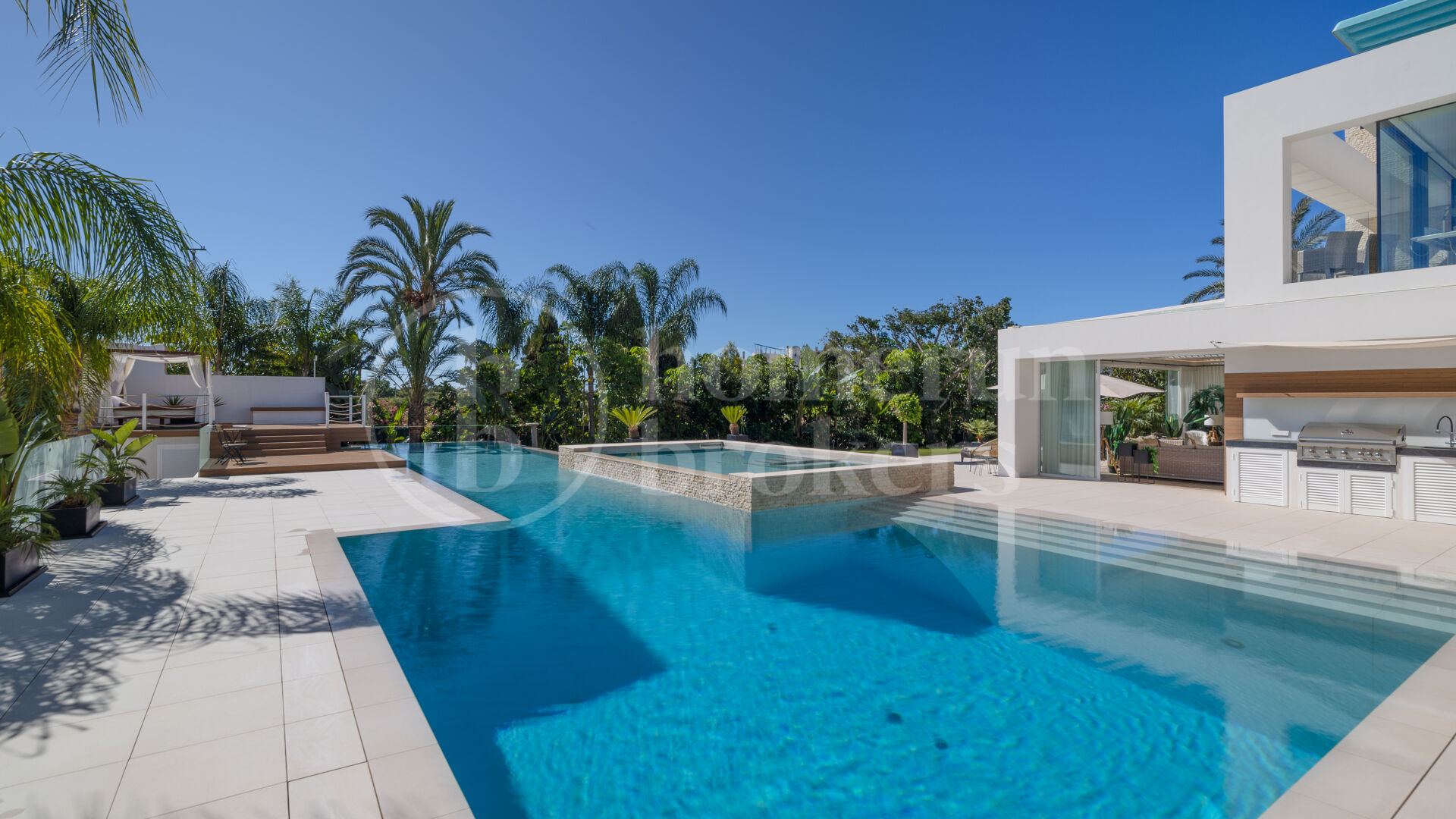 La Casa Blanca - Modern Mansion and Guest house in the New Golden Mile