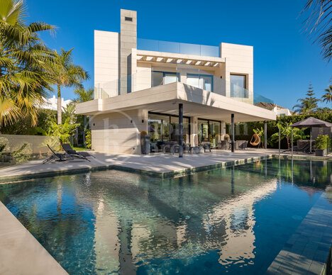 Villa Marbella Golf - Contemporary Villa in Parcelas del Golf, Nueva Andalucia