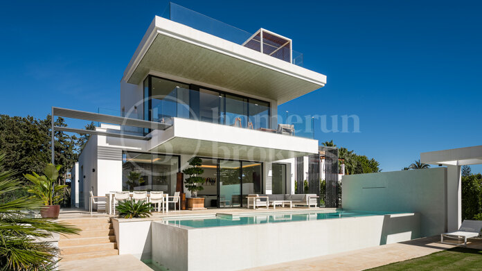 Villa Mirage - Steps from the beach on the New Golden Mile, Estepona