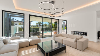 Villa Mirage - Steps from the beach on the New Golden Mile, Estepona