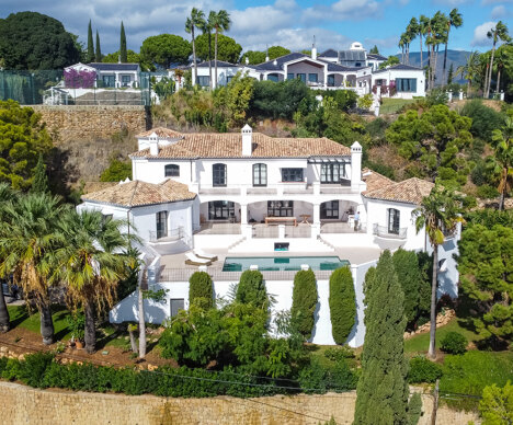 Villa Madroñal - Andalucian style villa in El Madroñal, Benahavís