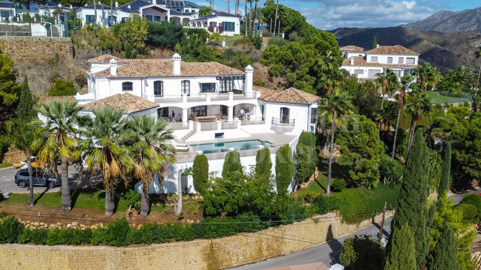 Villa Madroñal - Andalucian style villa in El Madroñal, Benahavís