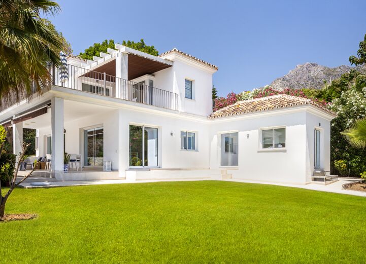 Luxury Villa For Sale In Cascada de Camojan