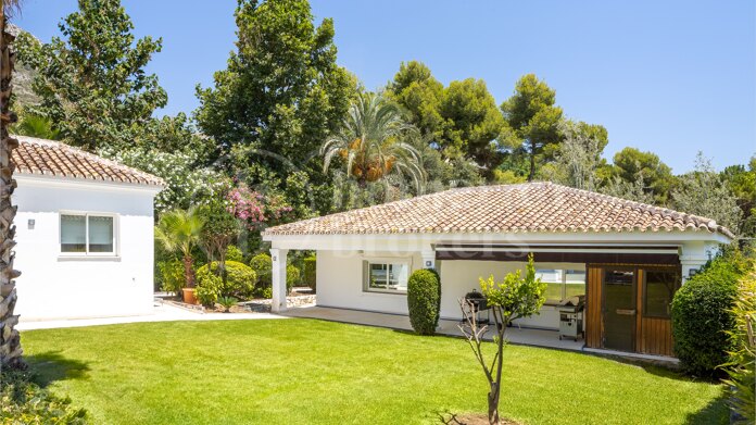 Casa Bruno, Renovated Villa situated in Cascada de Camoján Urbanización