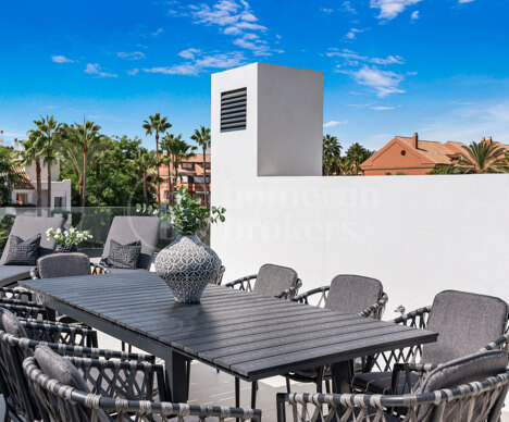 Townhouse Banus Bay - Contemporary Luxury steps from the beach in Puerto Banus