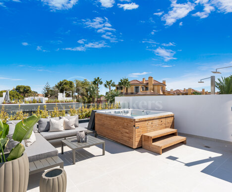 Townhouse Banus Bay - Contemporary Luxury steps from the beach in Puerto Banus