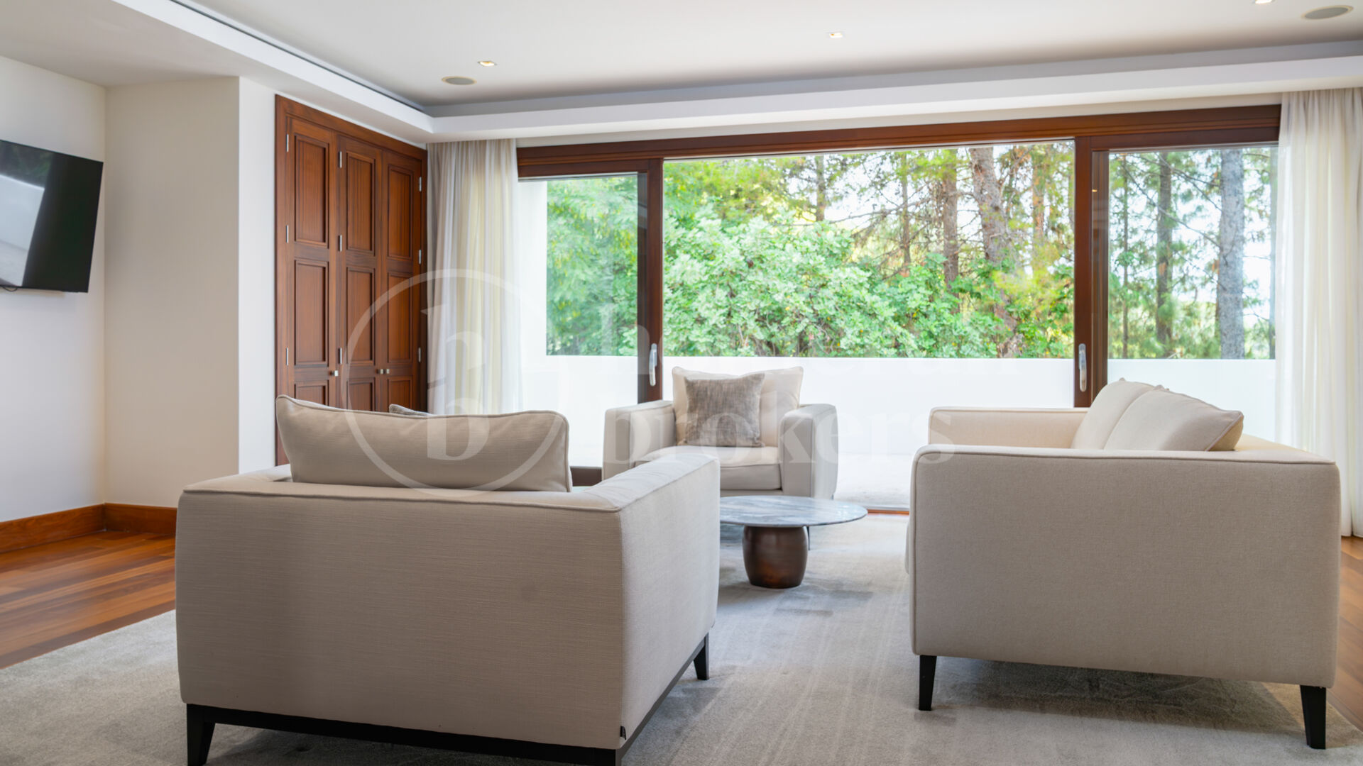 Villa Cascada de Camojan - Remarkable Estate in Gated Community
