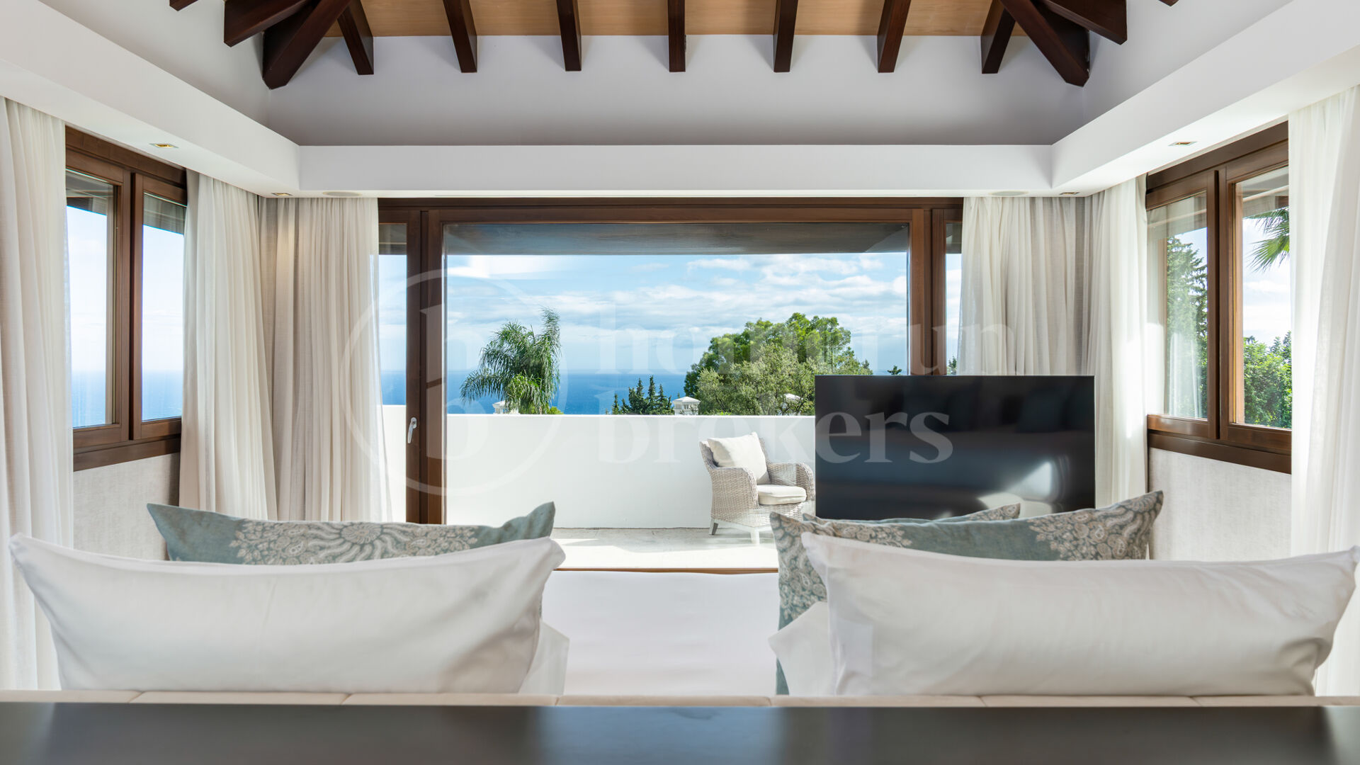 Villa Cascada de Camojan - Remarkable Estate in Gated Community