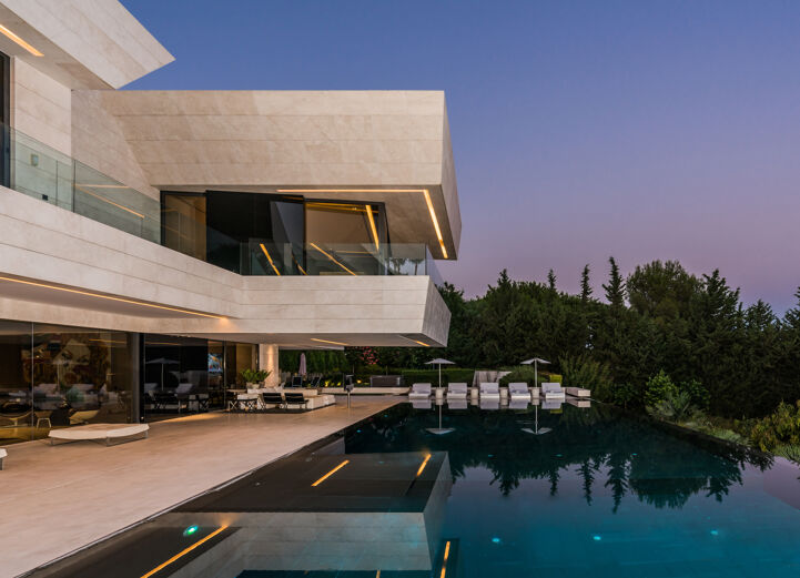 Luxury Villa For Sale In Cascada de Camojan