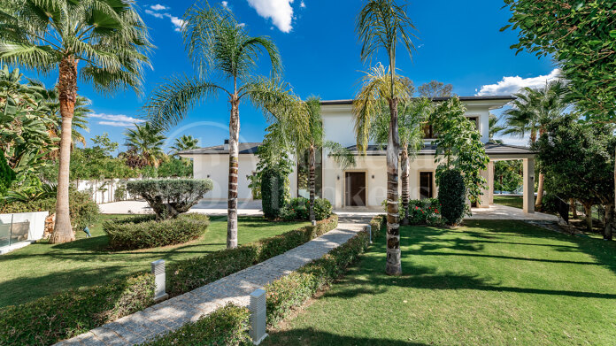 Villa Maria - Frontline Golf Property in Los Naranjos, Nueva Andalucia