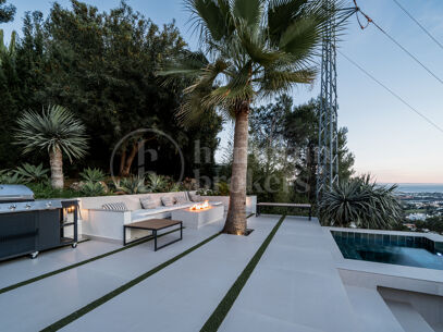 Madroñal 1- Andalusian Villa with Stunning Sea and Mountain Views