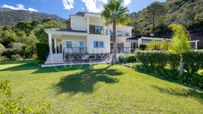 Villa La Carrasca - Family Villa with Lake Views in Istan