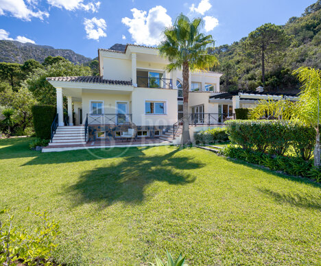 Villa La Carrasca - Family Villa with Lake Views in Istan