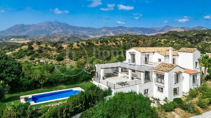 Villa Vista - Andalusian gem with Panoramic Sea & Mountain Views