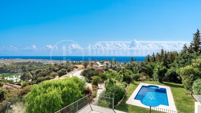 Villa Vista - Andalusian gem with Panoramic Sea & Mountain Views