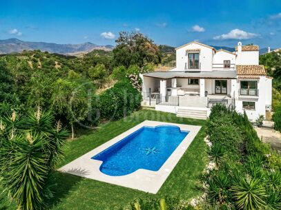 Villa Vista - Andalusian gem with Panoramic Sea & Mountain Views
