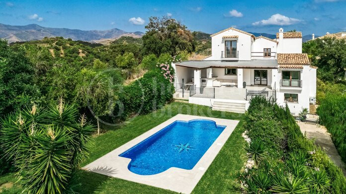 Villa Vista - Andalusian gem with Panoramic Sea & Mountain Views