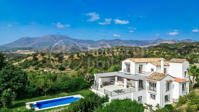 Villa Vista - Andalusian gem with Panoramic Sea & Mountain Views