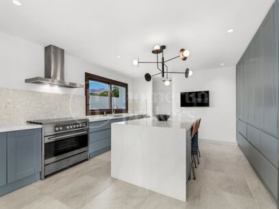 Villa Vista - Andalusian gem with Panoramic Sea & Mountain Views