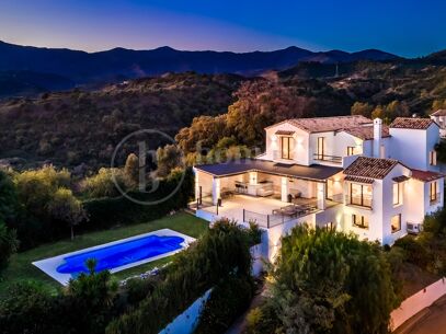 Villa Vista - Andalusian gem with Panoramic Sea & Mountain Views