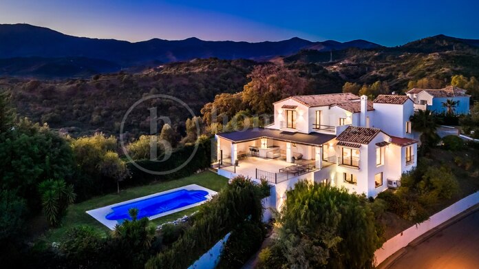 Villa Vista - Andalusian gem with Panoramic Sea & Mountain Views