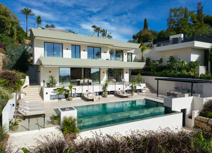 Luxury Villa For Sale In Elviria