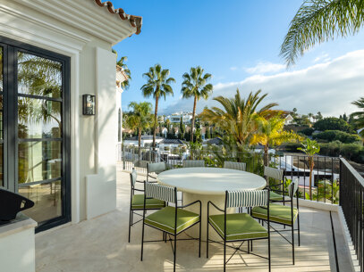 Villa Etoile - A Contemporary Masterpiece in Haza del Conde, Nueva Andalucía
