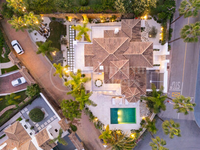 Villa Etoile - A Contemporary Masterpiece in Haza del Conde, Nueva Andalucía