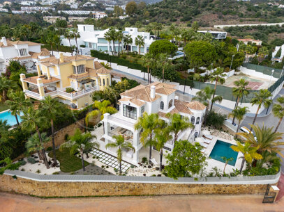 Villa Etoile - A Contemporary Masterpiece in Haza del Conde, Nueva Andalucía