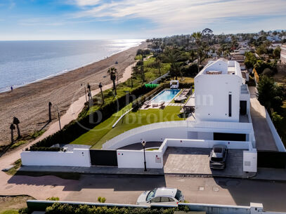 Villa El Saladillo - Luxurious Beach House Frontline Beach, East Estepona