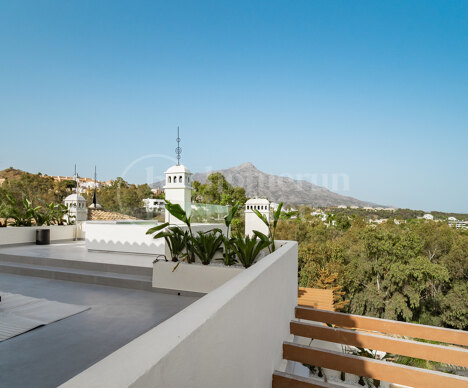 Los Belvederes - Luxurious Duplex Penthouse in Los Belvederes, Nueva Andalucia