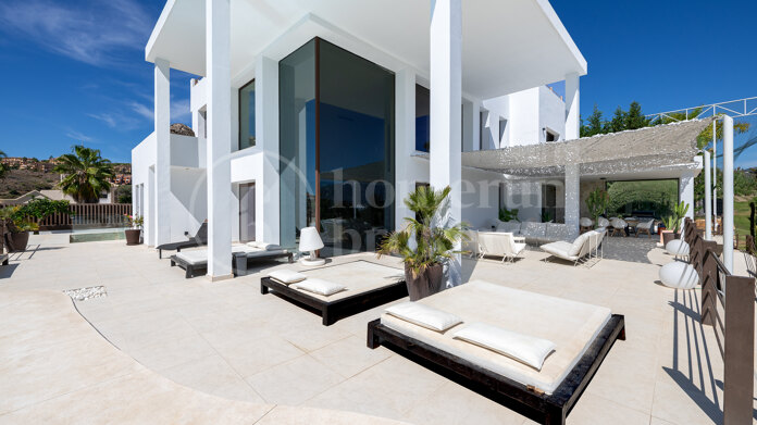 Casa Leon - Luxurious Frontline Golf Villa with Sea Views in La Alquería