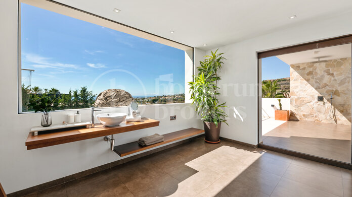 Casa Leon - Luxurious Frontline Golf Villa with Sea Views in La Alquería