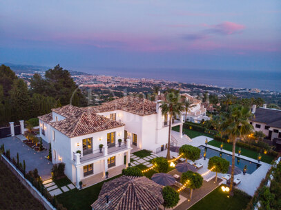 Villa Vivaldi - Elegant Contemporary Villa in Sierra Blanca