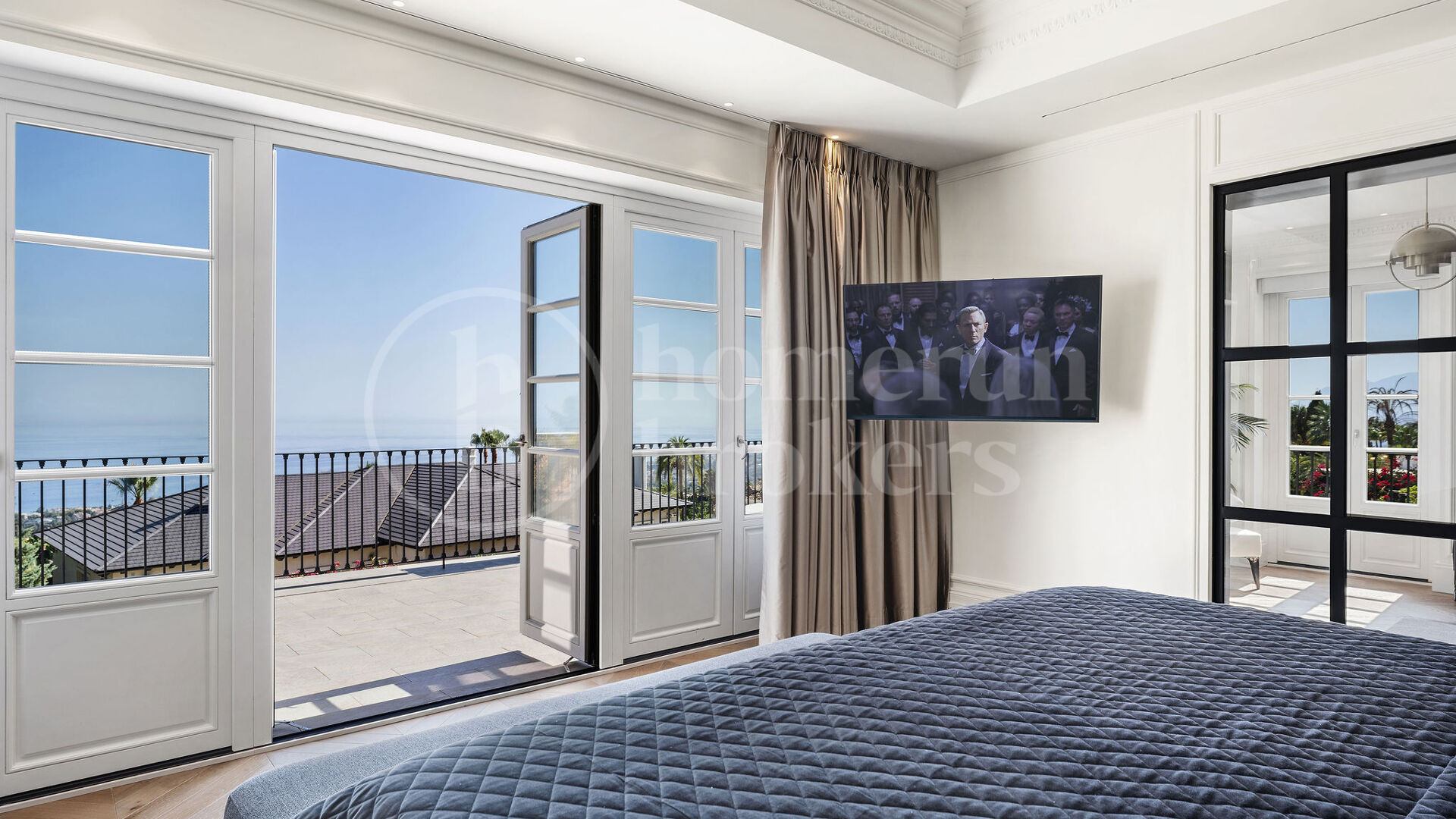 Villa Vivaldi - Elegant Contemporary Villa in Sierra Blanca