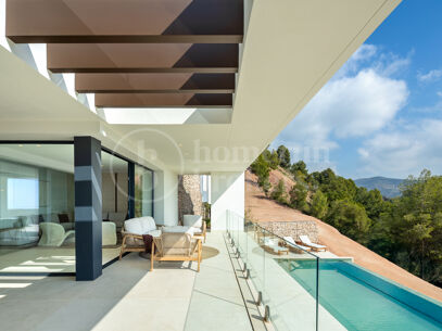 Villa Acacia - Where Luxury Meets Nature in Pinares de San Anton