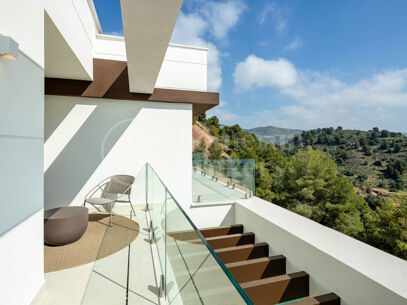 Villa Acacia - Where Luxury Meets Nature in Pinares de San Anton