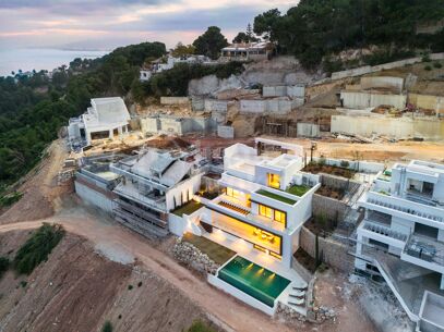 Villa Acacia - Where Luxury Meets Nature in Pinares de San Anton