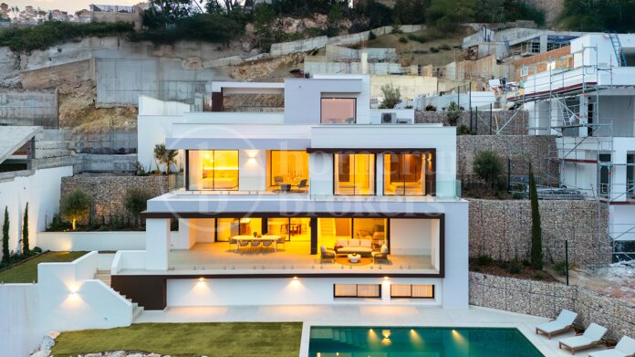 Villa Acacia - Where Luxury Meets Nature in Pinares de San Anton