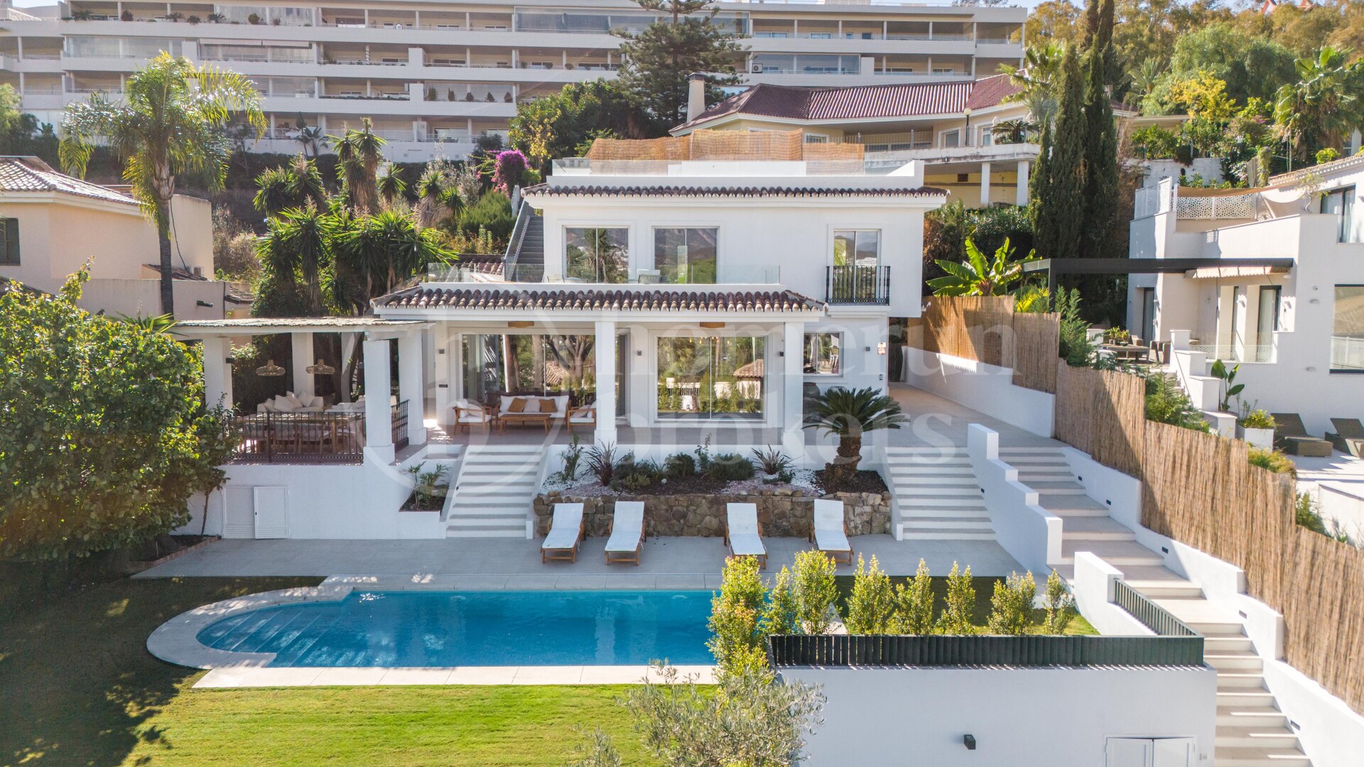 Villa La Concha - Spacious Modern Villa with views to Las Brisas Golf Course