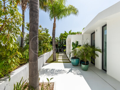 Villa Nazari - Luxury Frontline Golf Villa in Los Naranjos Golf Marbella