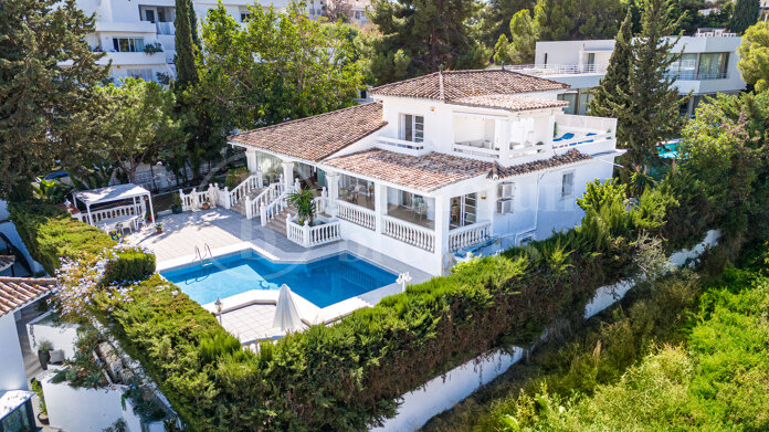 Villa Blanca - Charming 4 bedroom Villa in Nueva Andalucia