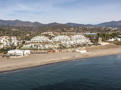 Villa Los Jardines - Beachfront in the New Golden Mile, Estepona