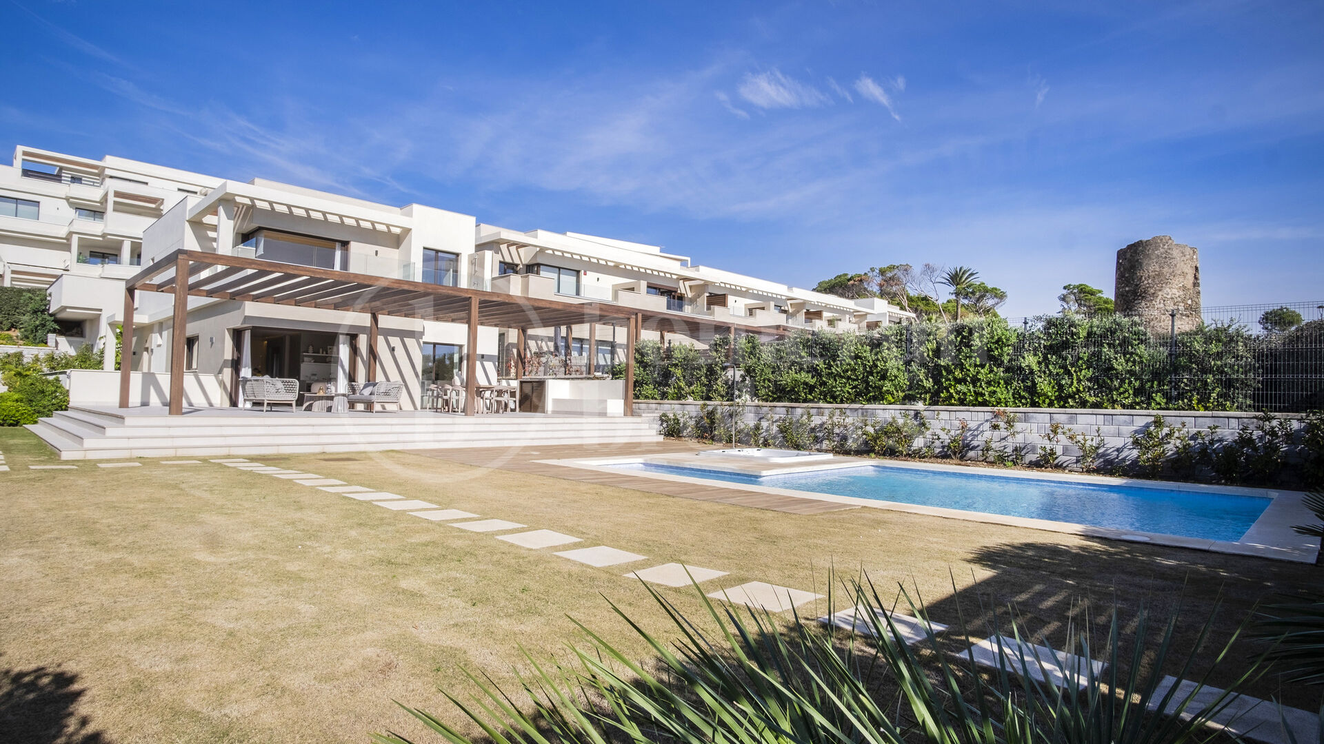 Villa Los Jardines - Beachfront in the New Golden Mile, Estepona