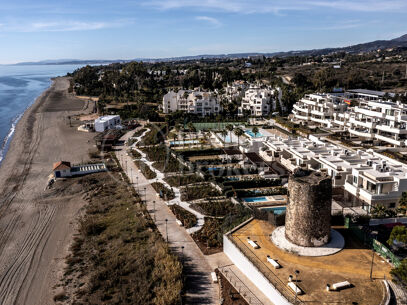 Villa Los Jardines - Beachfront in the New Golden Mile, Estepona
