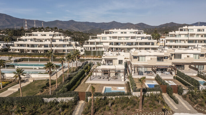 Villa Los Jardines - Beachfront in the New Golden Mile, Estepona