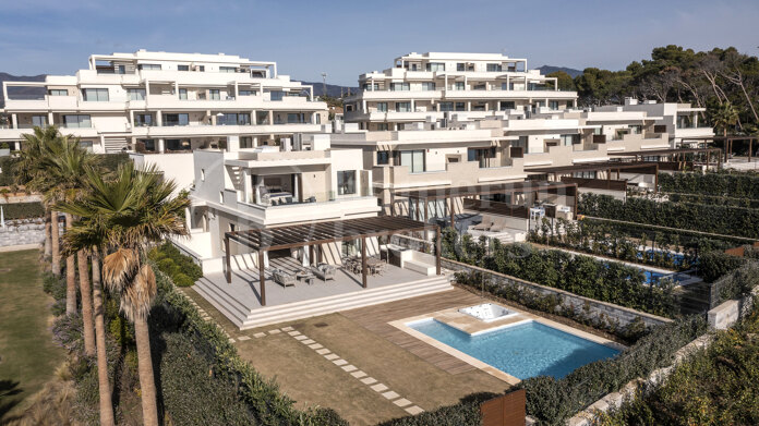 Villa Los Jardines - Beachfront in the New Golden Mile, Estepona