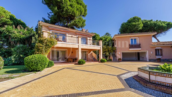 Villa Augusta - Frontline Beach in Paraiso Barronal Estepona