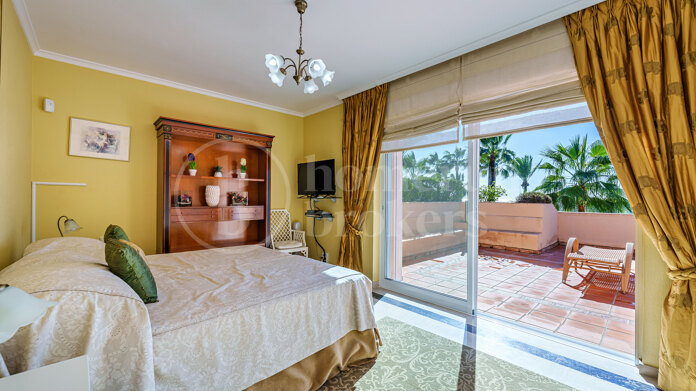 Villa Augusta - Frontline Beach in Paraiso Barronal Estepona