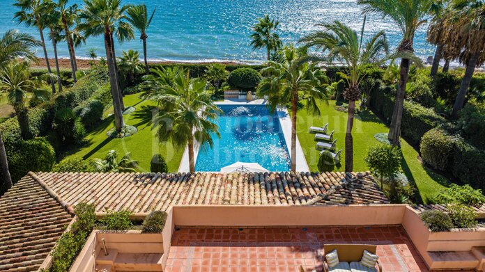 Villa Augusta - Frontline Beach in Paraiso Barronal Estepona